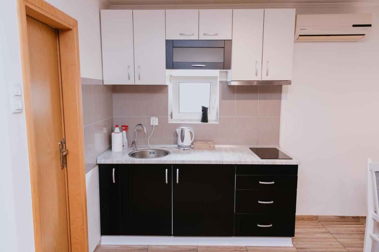 Studio Apartment Dzungla โดโบย ภายนอก รูปภาพ