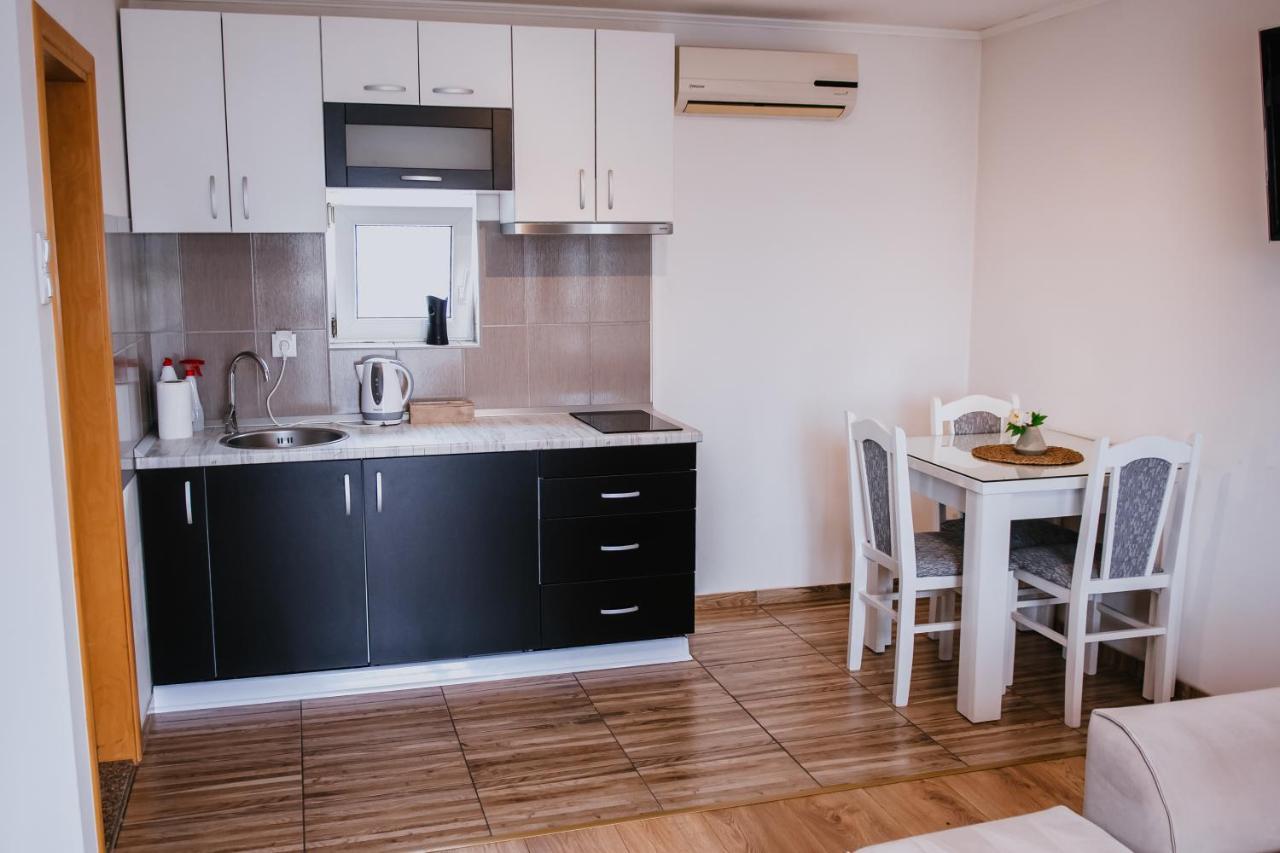 Studio Apartment Dzungla โดโบย ภายนอก รูปภาพ