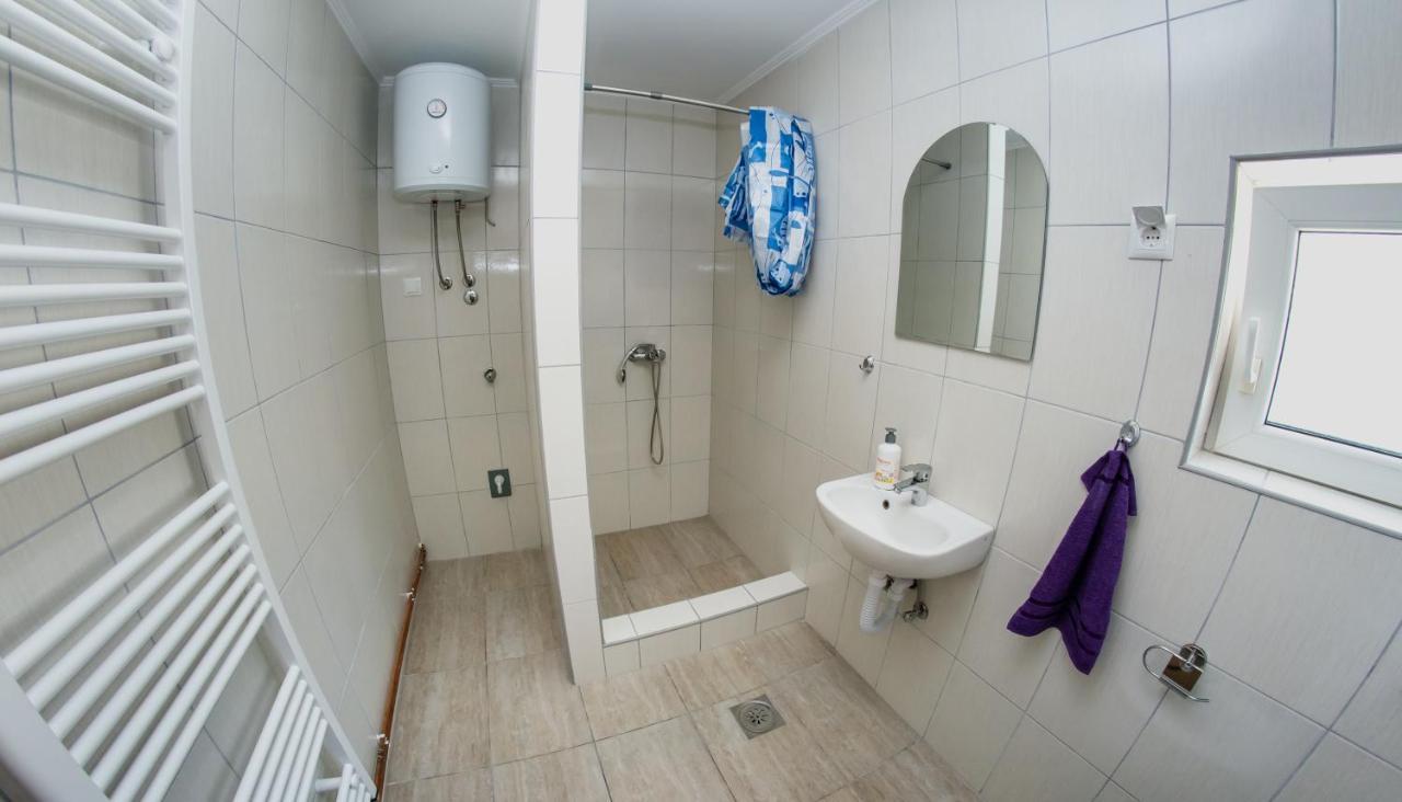 Studio Apartment Dzungla โดโบย ภายนอก รูปภาพ